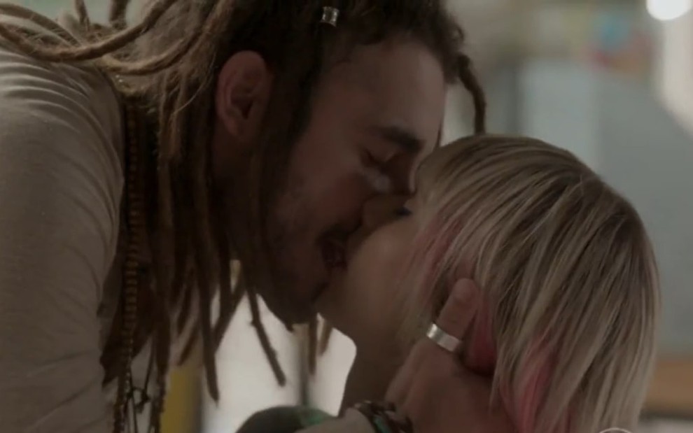 O ator Gabriel Reif (Jamaica) beija Julianne Trevisol (Lu) em cena da novela Totalmente Demais