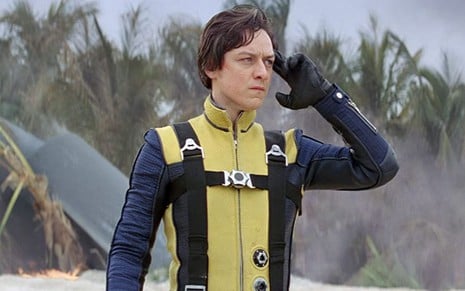 O ator James McAvoy coloca uma das mãos na cabeça em cena como Charles Xavier de X-Men - Primeira Classe (2011)