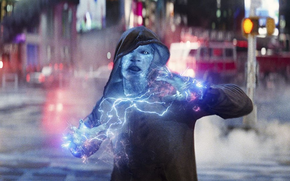 Jamie Foxx como o vilão Electro em cena de O Espetacular Homem-Aranha 2