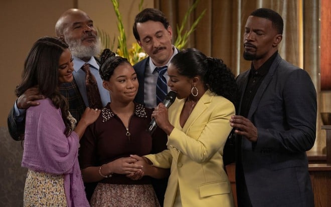 Jamie Foxx aparece à direita da imagem; ele está reunido com o elenco de Meu Pai e Outros Vexames