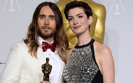 Jared Leto e Anne Hathaway posam para foto durante a cerimônia do Oscar 2014