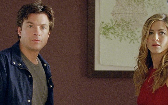 Os atores Jason Bateman e Jennifer Aniston como os personagens Wally e Kassie em cena do filme Coincidências do Amor