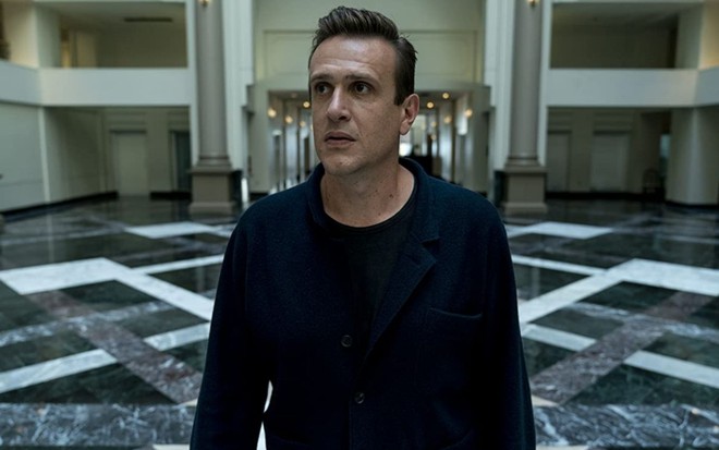 Jason Segel em cena da série Despachos de Outro Lugar
