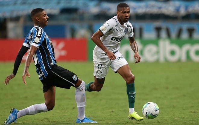 Wesley e disputam bola no primeiro jogo da final da Copa do Brasil