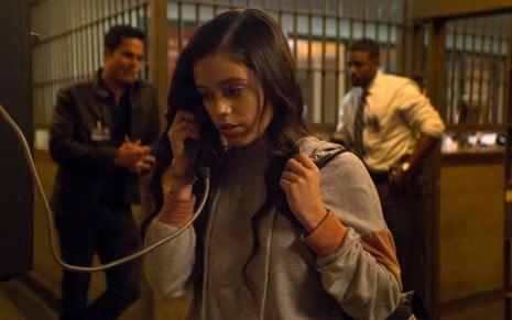 A atriz Jenna Ortega fala ao telefone em cena da segunda temporada de You