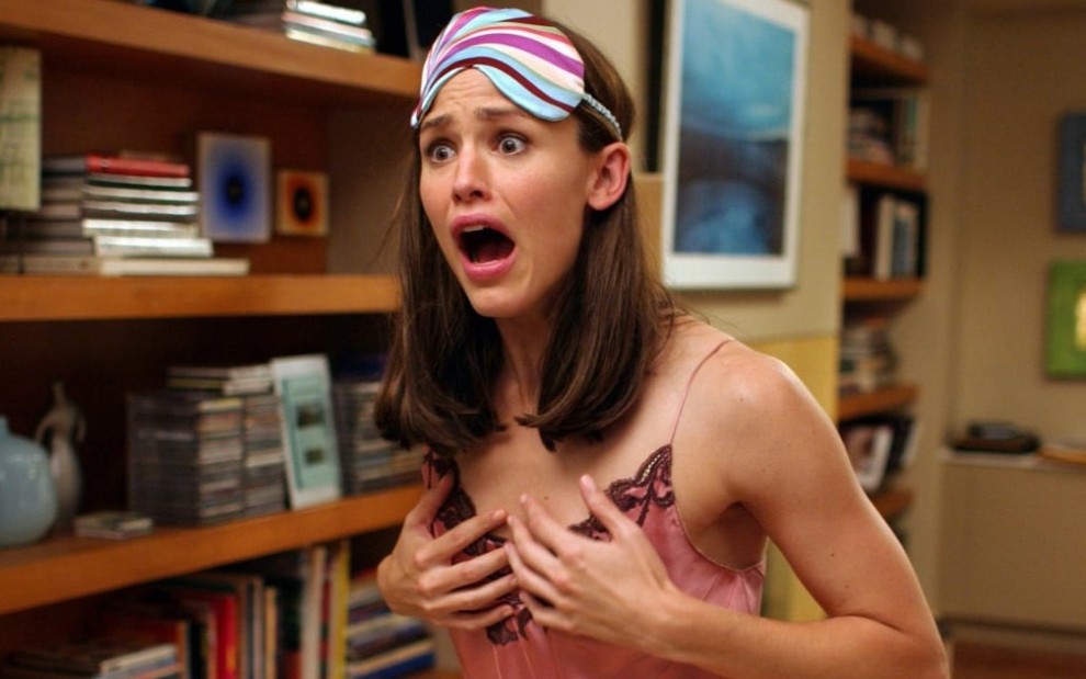 A atriz Jennifer Garner grita assustada em cena como Jenna Rink do filme De Repente 30 (2004)