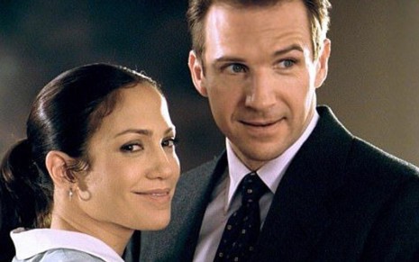 Os atores Jennifer Lopez e Ralph Fiennes em cena do filme Encontro de Amor (2002)