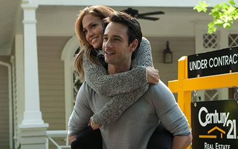 Holly (Jennifer Lopez) é carregada nas costas de Alex (Rodrigo Santoro) em O Que Esperar Quando Você Está Esperando (2012)