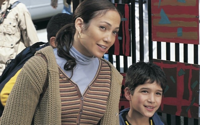 Jennifer Lopez e Tyler Posey em cena de Encontro do Amor