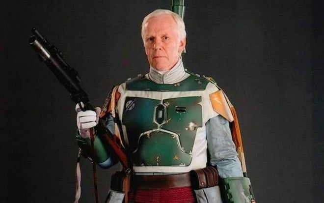 Jeremy Bulloch, intérprete de Boba Fett, vestindo a armadura do personagem