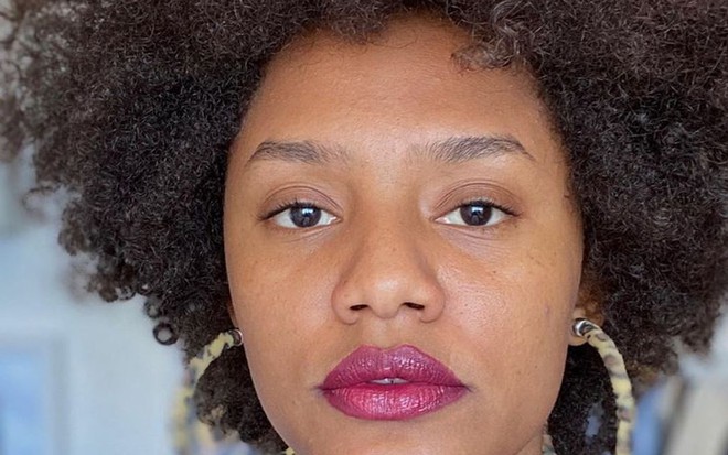 Jéssica Ellen posou de cabelo solto, brincos de argola e batom na cor fúcsia