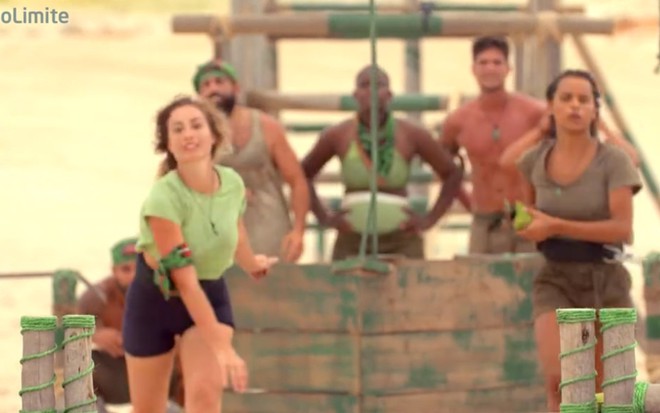 Jéssica Mueller arremessando sacos de areia