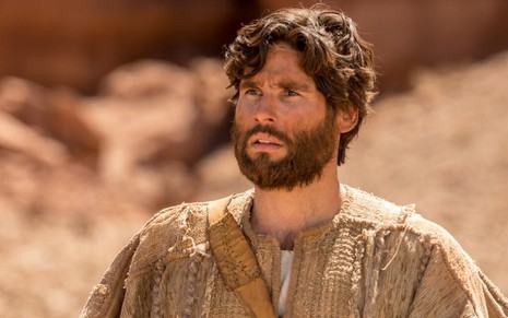 Protagonista de Jesus, Dudu Azevedo olha para o horizonte em cena da novela sobre o Messias