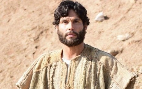 O ator Dudu Azevedo em cena como Jesus na novela da Record