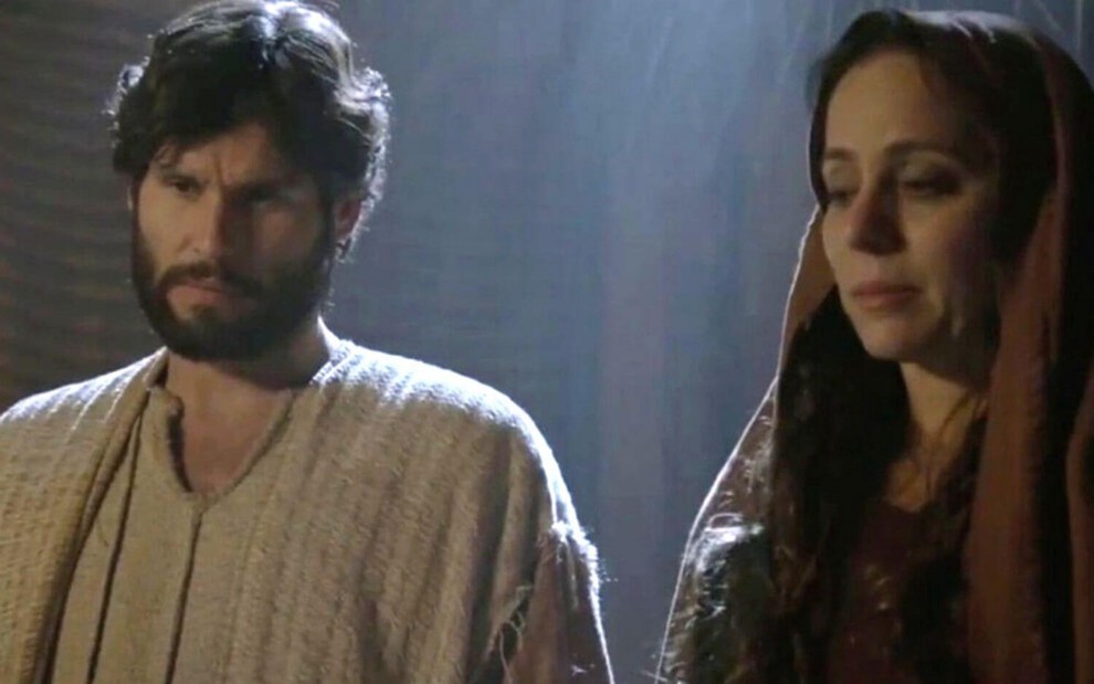 Na novela Jesus, o Messias (Dudu Azevedo) e Maria de Nazaré (Claudia Mauro) estão lado a lado em cena da novela
