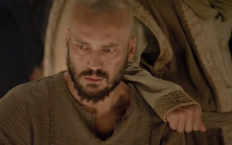 O ator Rodrigo Andrade com expressão séria em cena como Zelote em Jesus