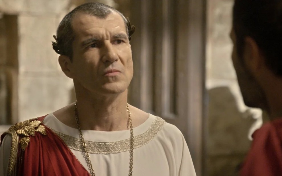 O ator Nicola Siri com expressão séria em cena como Pilatos na novela Jesus