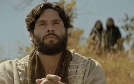 O ator Dudu Azevedo em cena como Jesus, personagem título da novela da Record, vegetação