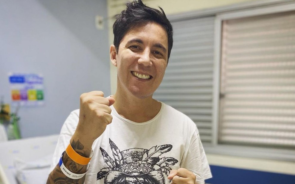 Jhean Marcell aparece sorridente em um quarto do hospital em foto publicada no Instagram
