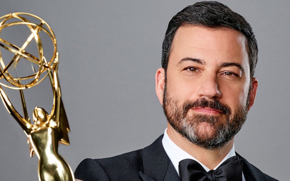 O apresentador Jimmy Kimmel posa ao lado do troféu do prêmio Emmy