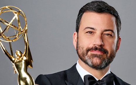 O apresentador Jimmy Kimmel posa ao lado do troféu do prêmio Emmy