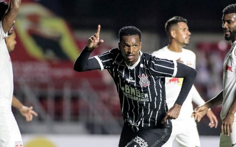 Imagem mostra o jogador Jô, do Corinthians, comemorando gol cercado de jogadores do Bragantino