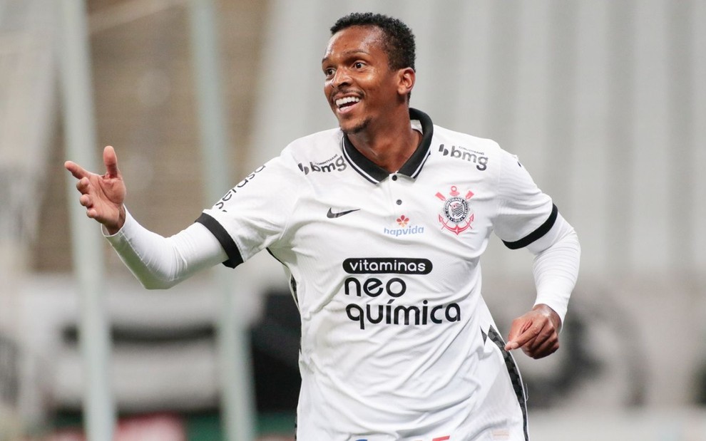 Centroavante Jô comemora gol pelo Corinthians em duelo do Campeonato Paulista