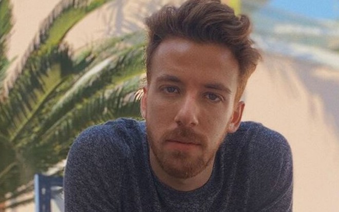 O ator João Côrtes olha para a câmera em foto publicada no Instagram