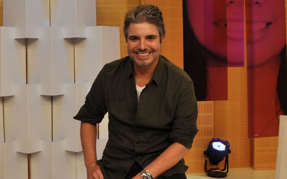 Imagem de João Kleber sorridente nos estúdios da RedeTV!