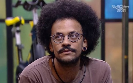 João Luiz Pedrosa com expressão séria dentro da casa do BBB21