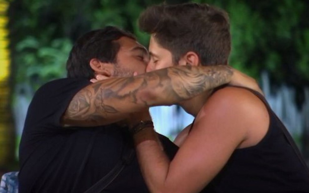 Reprodução de imagem de beijo entre João Hadad e Rafa Vieira
