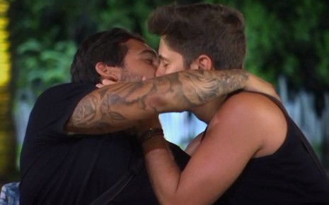 Reprodução de imagem de beijo entre João Hadad e Rafa Vieira