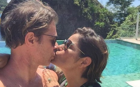 João Vitti e Valéria Alencar se beijando na piscina