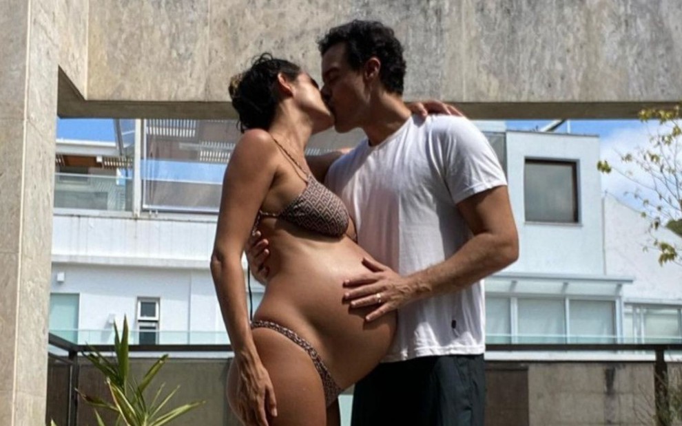Joaquim Lopes e Marcella Fogaça se beijam em post no Instagram