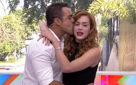 Joaquim Lopes e Sophia Abrahão se abraçam no cenário do Vídeo Show
