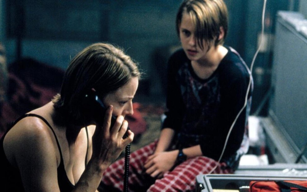 Jodie Foster como Meg e Kristen Stewart como Sarah em cena de filme O Quarto do Pânico