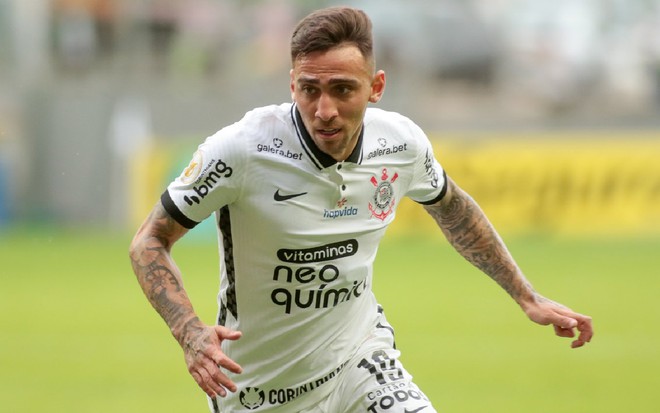 Gustavo Mosquito de camisa e calção brancos do Corinthians correndo com braços abertos