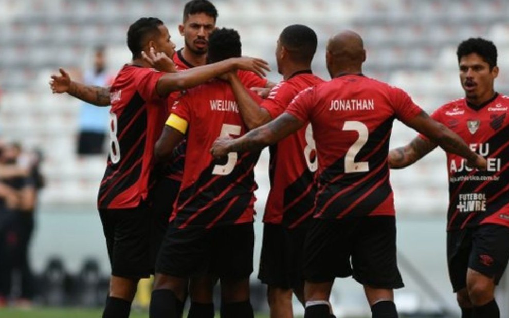 Jogadores do Athletico-PR comemoram gol no clássico contra o Coritiba