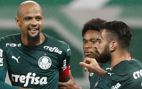 Imagem apresenta três jogadores do Palmeiras comemorando gol de Felipe Melo
