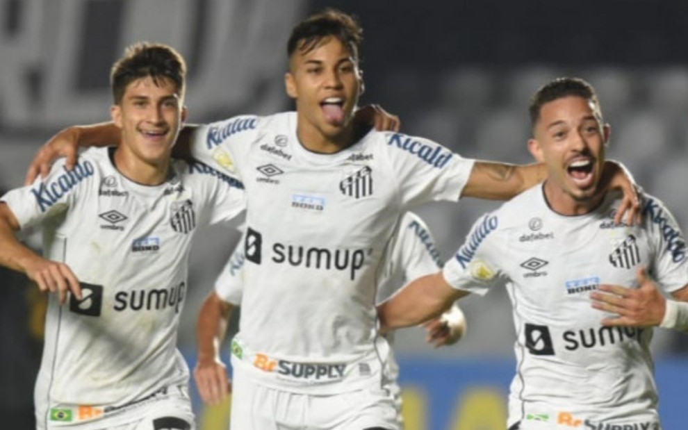 Imagem de jogadores do Santos comemorando vitória em jogo