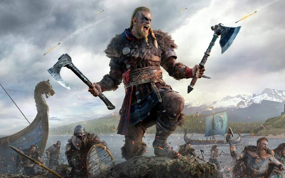 Personagem viking ao centro segurando um machado em cada mão e dando um grito com fundo de montanhas com neve e céu branco em cena de Assassin's Creed Valhalla (2020)