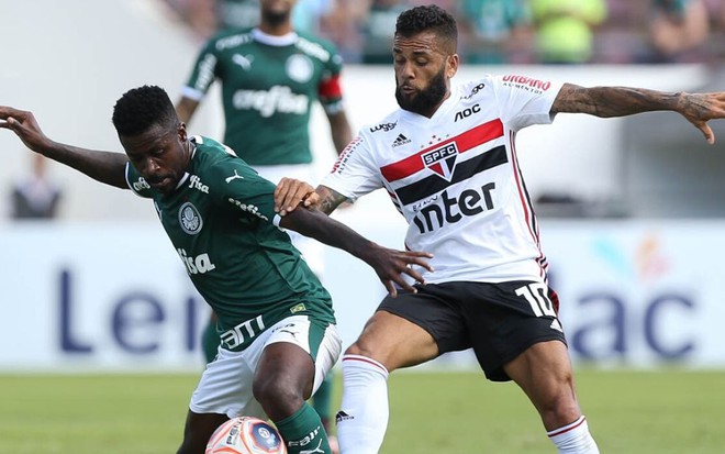 Ramires (Palmeiras) e Dani Alves (São Paulo) em disputa de bola durante clássico paulista 