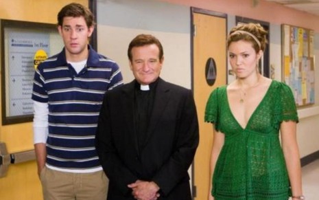 John Krasinski, Robin Williams e Mandy Moore em cena do filme Licença para Casar (2007)