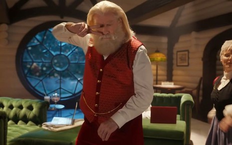 John Travolta, vestido de Papai Noel, recria famosa cena de dança de Pulp Fiction
