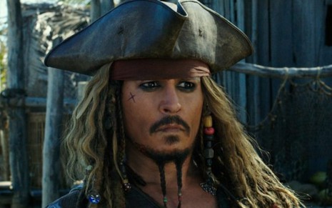O ator Johnny Depp caracterizado como Jack Sparrow no filme Piratas do Caribe - A Vingança de Salazar