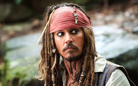 O ator Johnny Depp caracterizado como Jack Sparrow no filme Piratas do Caribe - Navegando em Águas Misteriosas