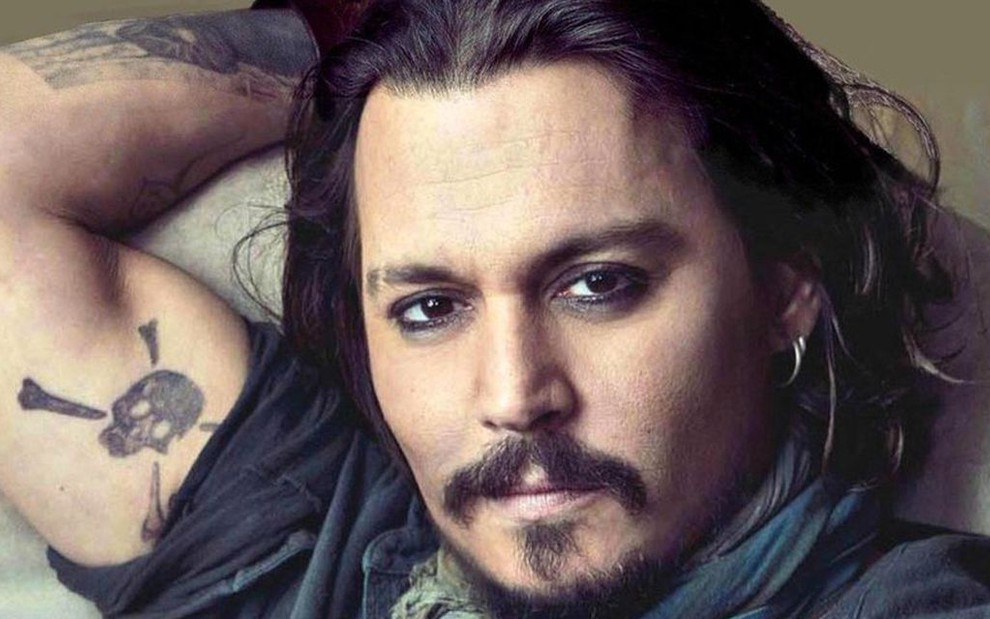 Johnny Depp de cabelo solto, echarpe, para ensaio fotográfico