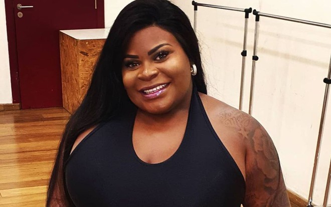 Jojo está de regata preta, usa o cabelo solto e está sorrindo para a câmera