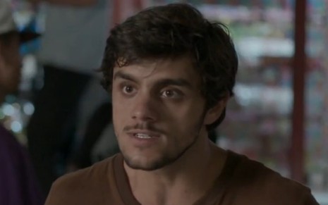 O ator Felipe Simas com expressão de raiva em cena como o personagem Jonatas de Totalmente Demais