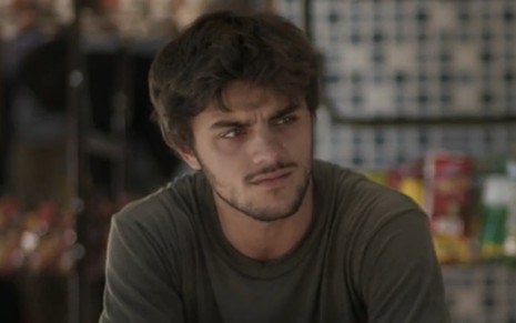 O ator Felipe Simas chora em cena como Jonatas de Totalmente Demais